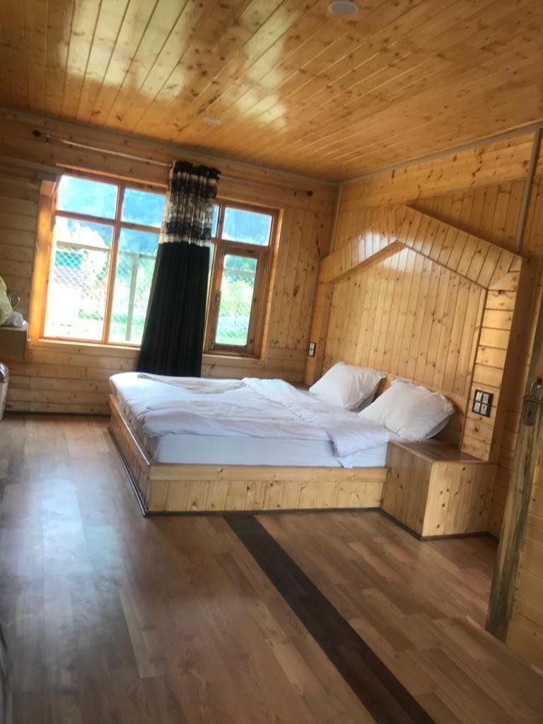 Pine Palace Resort Pahalgam Bagian luar foto