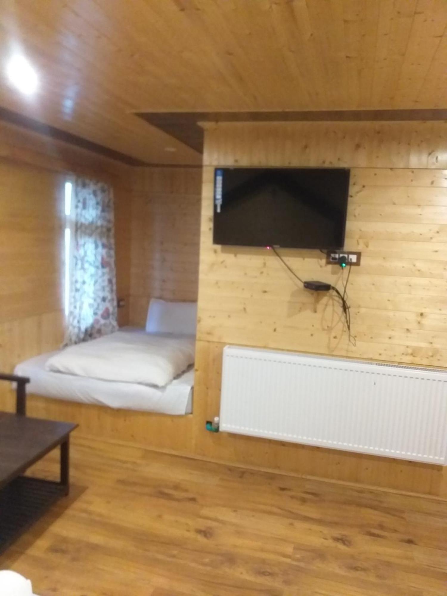 Pine Palace Resort Pahalgam Bagian luar foto