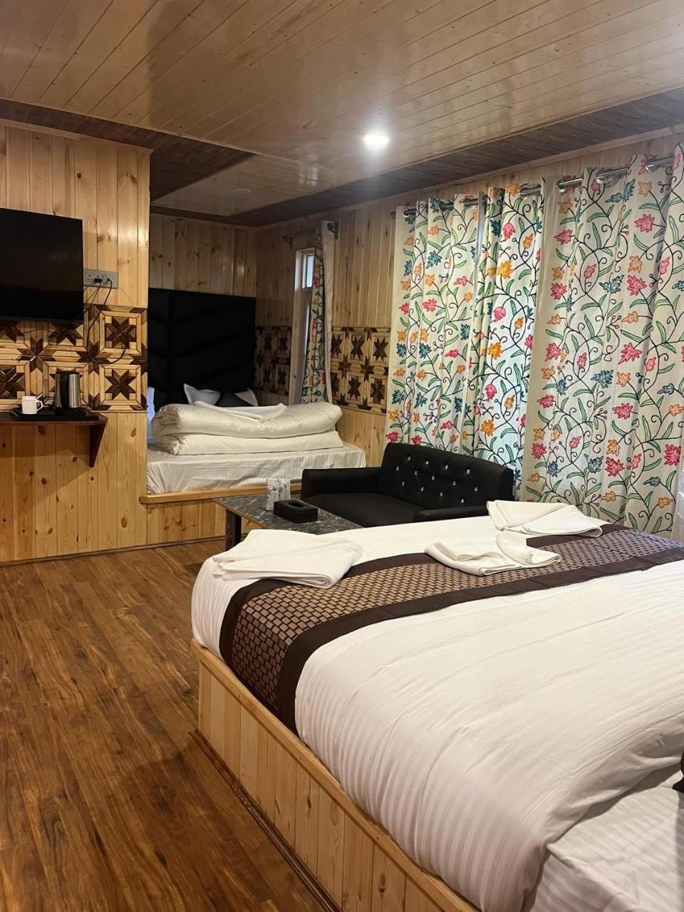 Pine Palace Resort Pahalgam Bagian luar foto