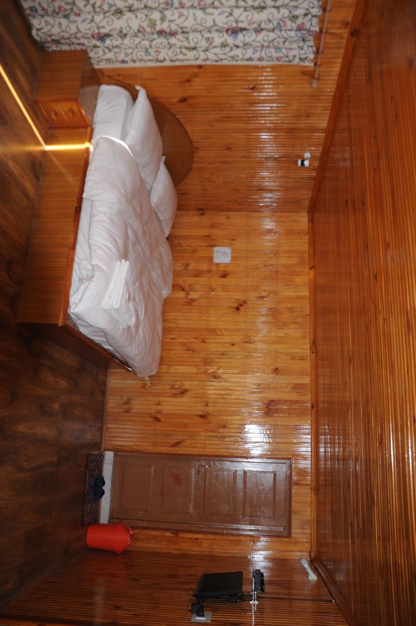 Pine Palace Resort Pahalgam Bagian luar foto